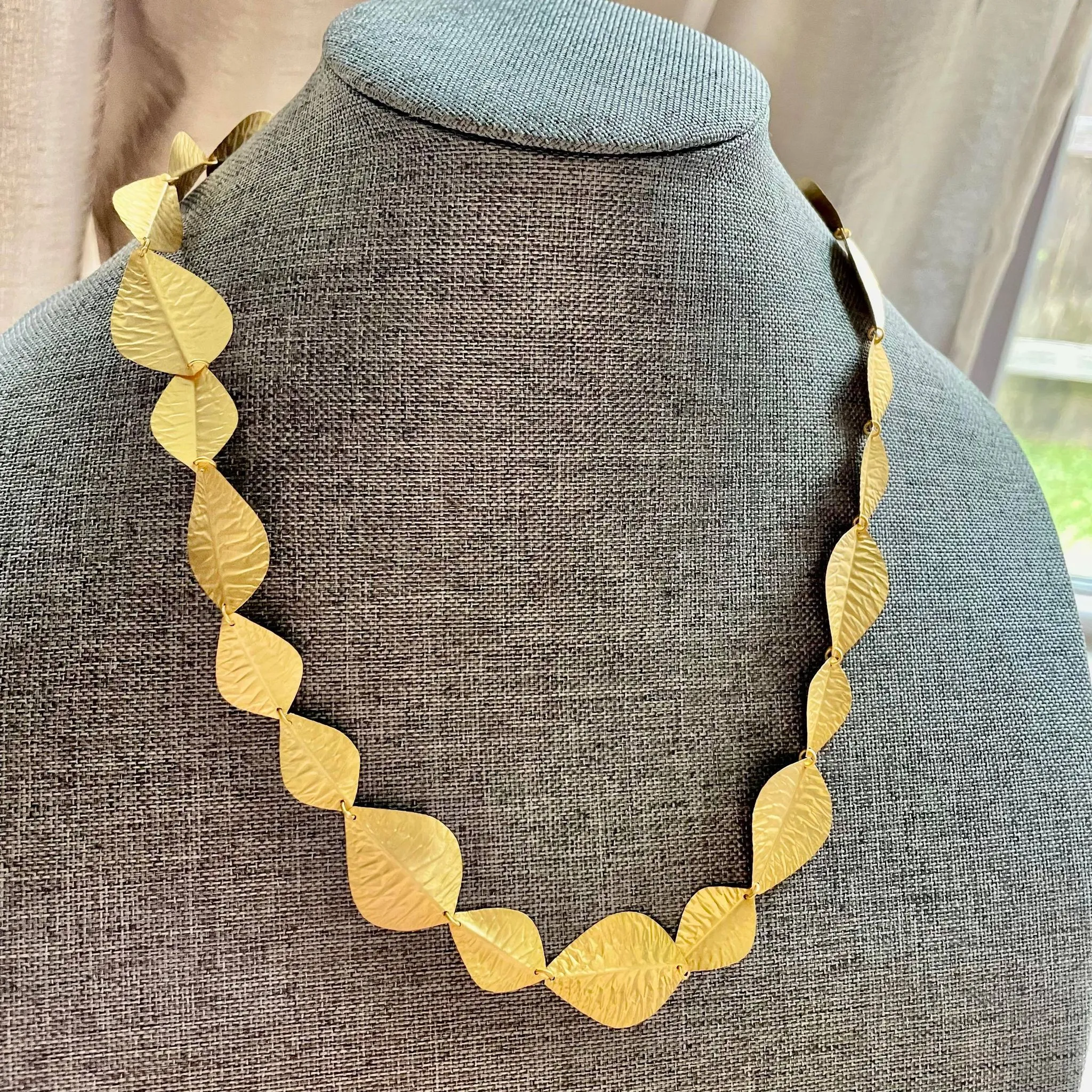 Avia Long Necklace In Gold