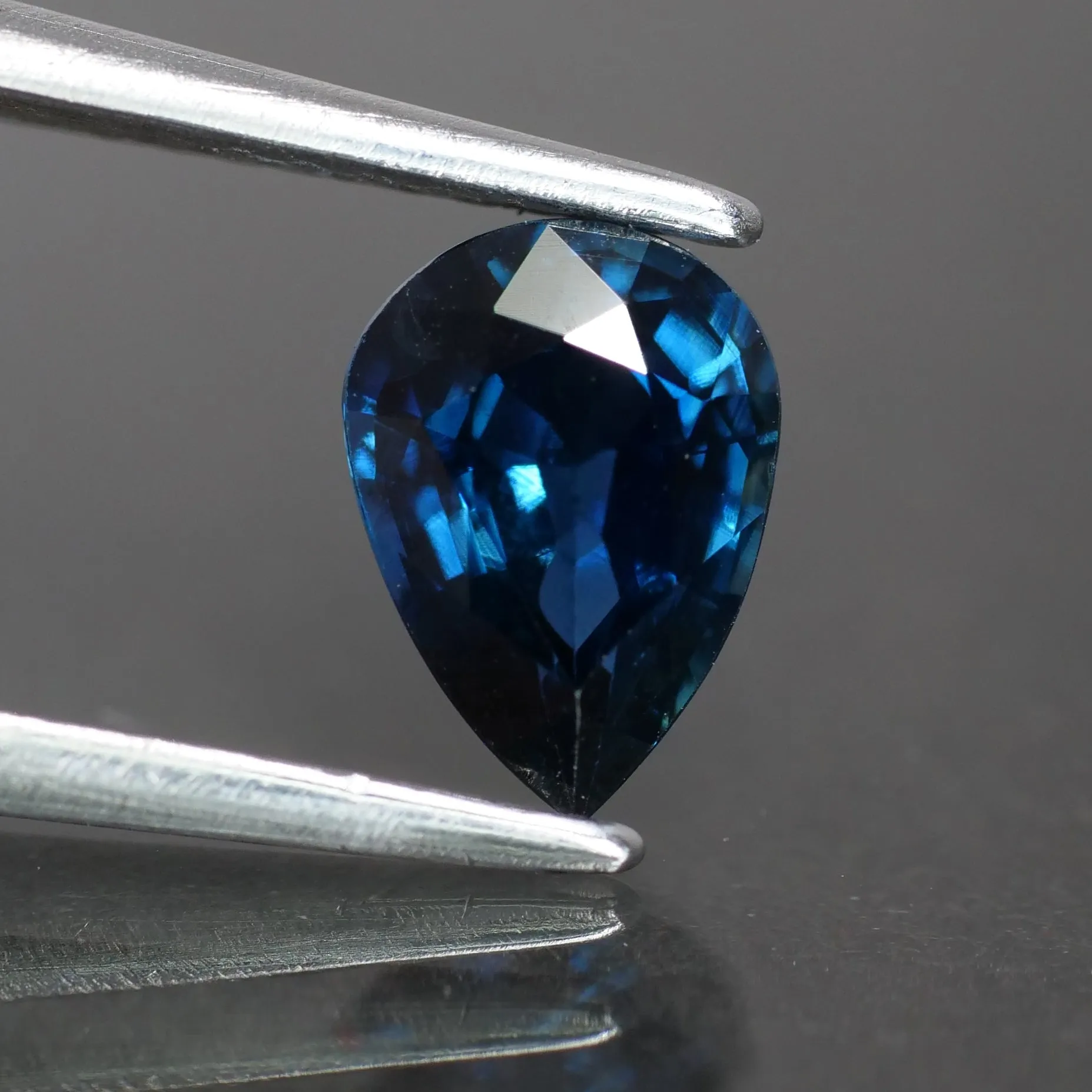 Blue Sapphire | IGI certified | natural, pear cut *7x5 mm, VS, 0.92ct