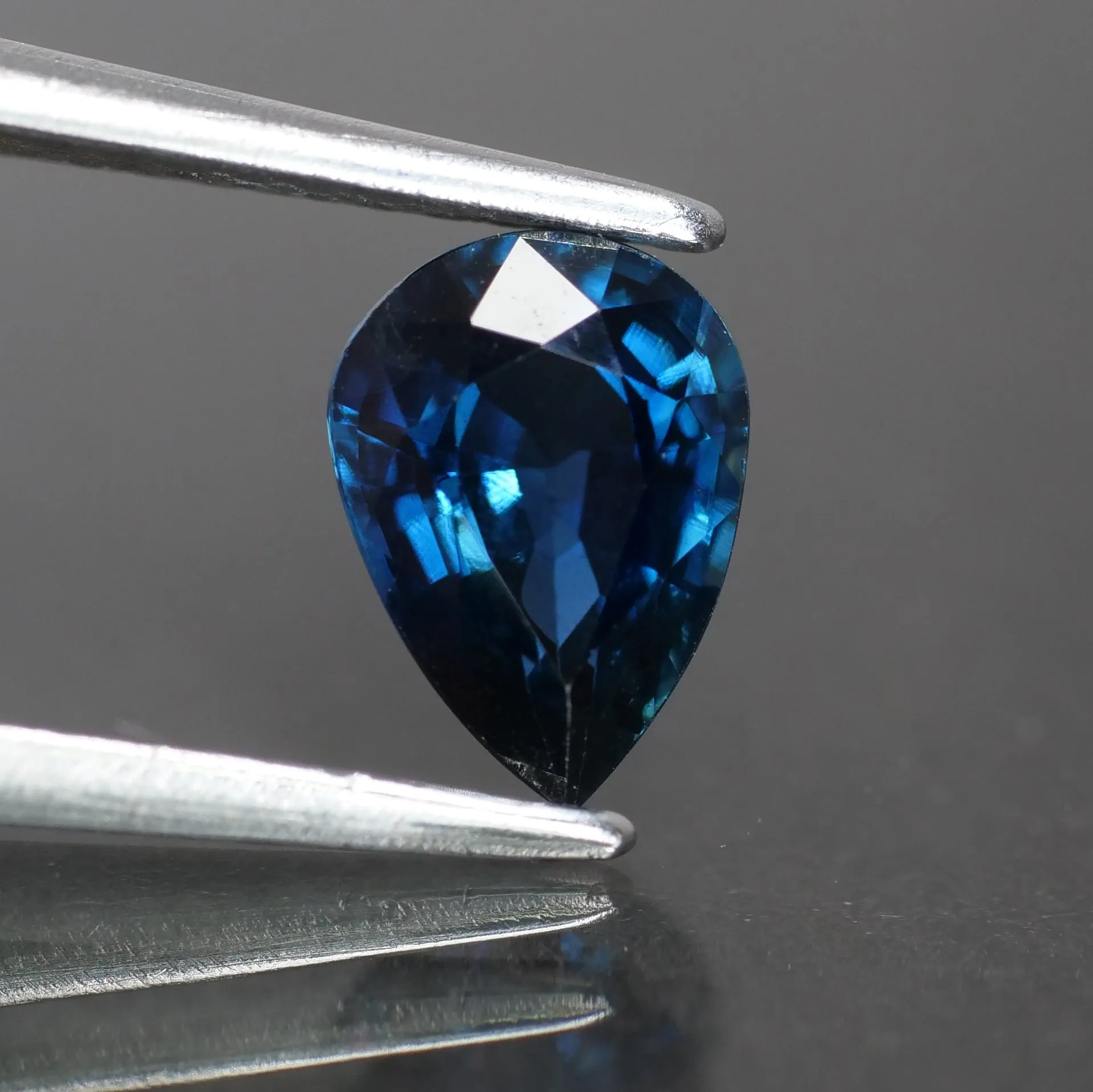 Blue Sapphire | IGI certified | natural, pear cut *7x5 mm, VS, 0.92ct